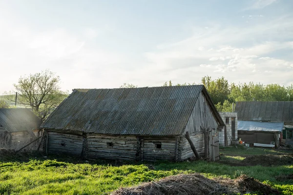 村の夏には木の小屋があり — ストック写真