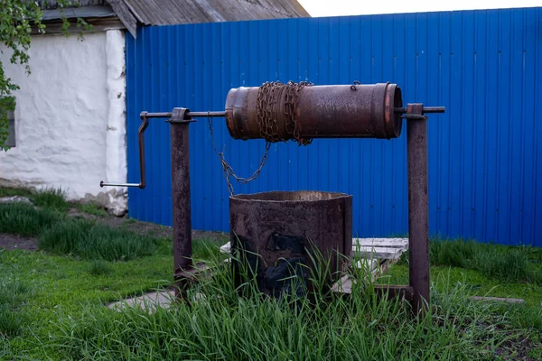 Köyde eski bir kuyu.