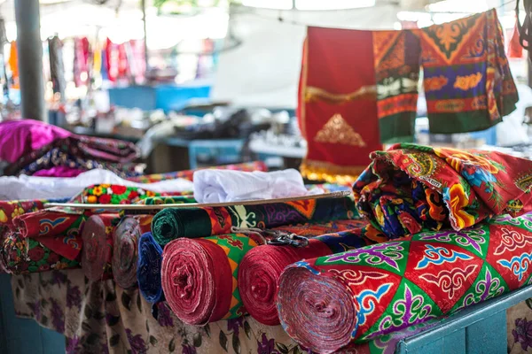 Ткани Орнаментами Национальном Казахстанском Рынке — стоковое фото