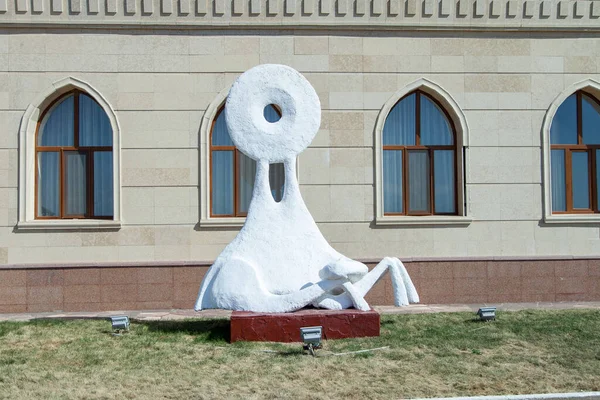 Kazakistan 'da beyaz taştan bir deve figürü