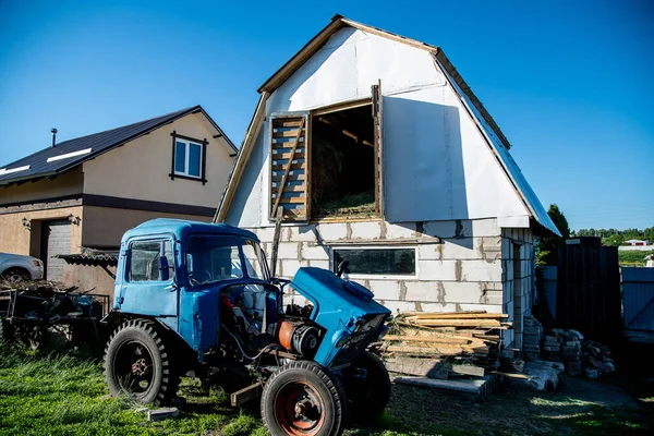 Den Gamla Traktorn Reparation Med Huven Kastas Tillbaka — Stockfoto