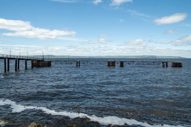 Nehirdeki eski harabe köprü. Eski köprünün sütunları
