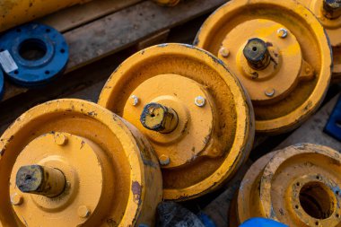 Çelik büyük sarı makaralar. Vinçler ve turnalar için parçalar