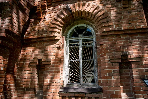 Pencereli tuğla duvar. Eski tapınağın kalıntıları.