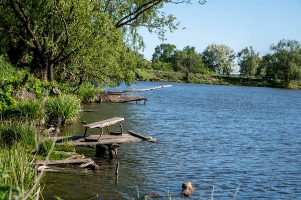 Träbänk Fiskebryggan Vid Älven — Stockfoto