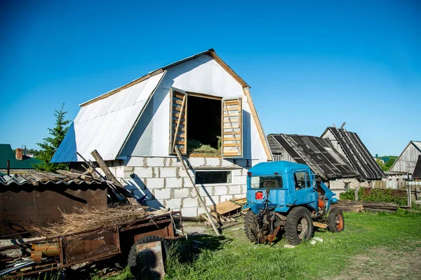 Gammal Traktor Nära Höladan — Stockfoto