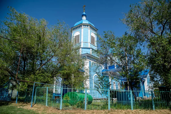 Fassade Der Dorfkirche Mit Weißen Fenstern — Stockfoto