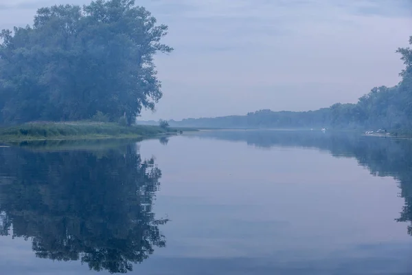 Dimma Över Vattnet Över Floden Vid Solnedgången — Stockfoto