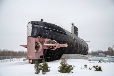 Teknoloji Müzesi 'ndeki siyah denizaltı. Karadaki denizaltı.