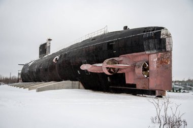 Teknoloji Müzesi 'ndeki siyah denizaltı. Karadaki denizaltı.