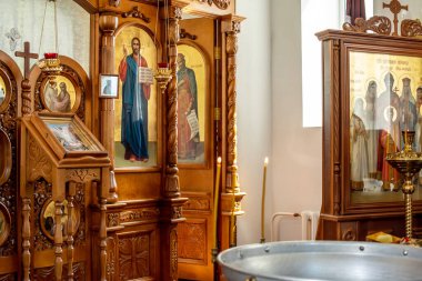 Simgeli ahşap sunak. Sunağın oyulmuş çerçeve ve kapıları ve ikonostaz