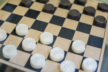 Satranç tahtasında satranç, çikolatalı satranç. yenilebilir dama