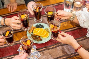 Sıcak şarap ve tarot kartları.