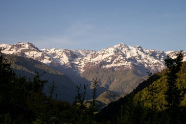 Georgia 'nın karlı dağları. Dağ Svaneti. Kafkaslar
