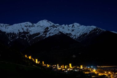 Georgia 'nın karlı dağları. Dağ Svaneti. Kafkaslar
