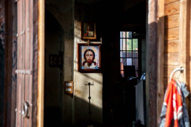 Gürcistan 'daki antik bir tapınağın sütunlarındaki ikonlar.