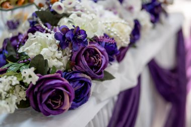 Yapay çiçeklerin bileşimi. Çiçek masa dekorasyonu