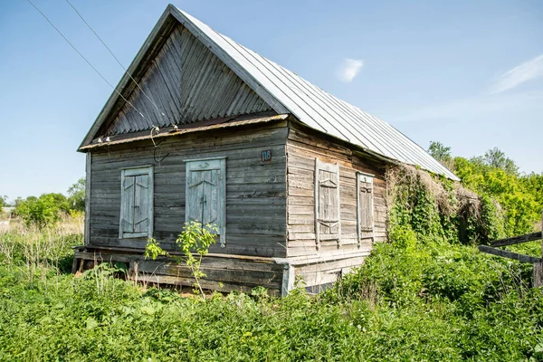 Övergivet Trähus Byn Igenbommade Fönsterluckor Igenvuxen Trädgård — Stockfoto