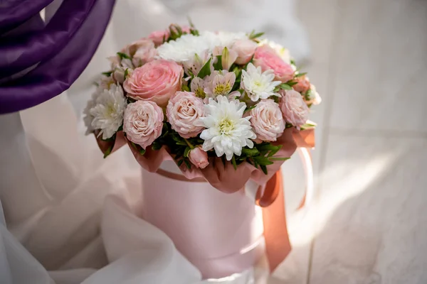 Çiçek aranjmanı kasımpatı ve güllerle dolu bir kutuda