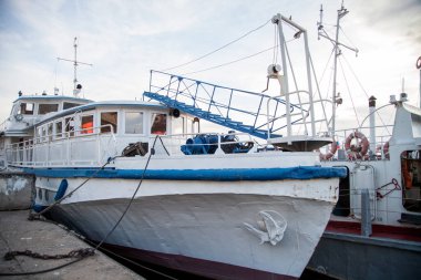 Rıhtımdaki gemiler ve tekneler. nehir navigasyonu