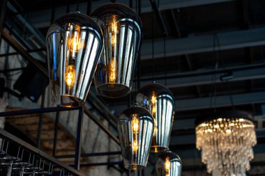 Şarap kadehi şeklinde avizeler. alışılmadık aydınlatma armatürleri