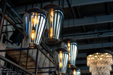 Şarap kadehi şeklinde avizeler. alışılmadık aydınlatma armatürleri