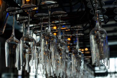 Bir restoranda cam bardaklar askıya alınır.