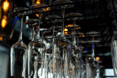 Bir restoranda cam bardaklar askıya alınır.