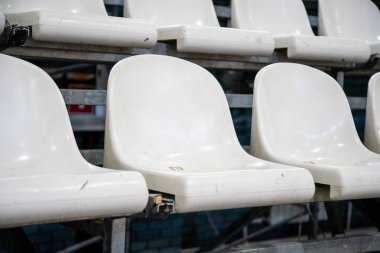 Boş spor stantları. Salgın sırasında taraftarlar için boş koltuklar