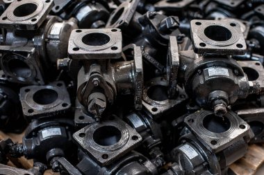 Flanj bir itfaiye vanası. Yangın musluğu ya da pompa parçaları