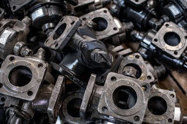 Flanj bir itfaiye vanası. Yangın musluğu ya da pompa parçaları