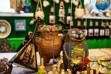 Kil kediler, dükkandaki turistler için hediyelik eşyalar.