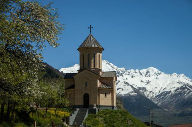 Georgia dağlarında Ortodoks yanlısı bir tapınak. Baharda karlı dağlar
