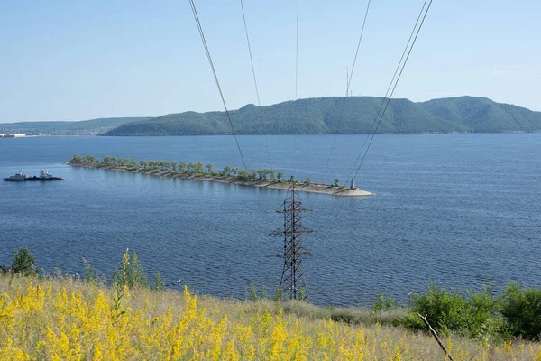 Zhigulevsky Dağları yakınlarındaki Volga Nehri manzarası. Nehrin ağzı.