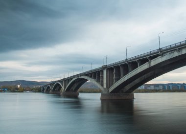 Akşamları köprü ve nehir