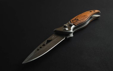 Siyah arka planda küçük bir bıçak.