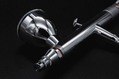 Siyah arkaplanda bir hava fırçası