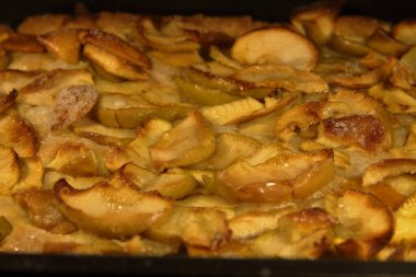 Elmalı turta, sulu elma parçalarıyla yakın plan.