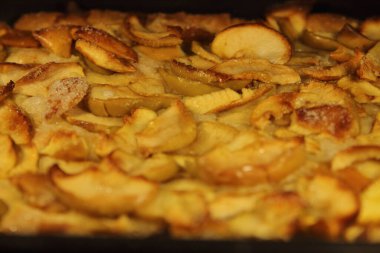 Elmalı turta, sulu elma parçalarıyla yakın plan.