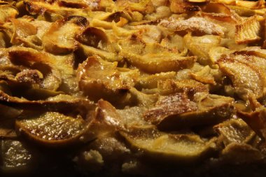 Elmalı turta, sulu elma parçalarıyla yakın plan.