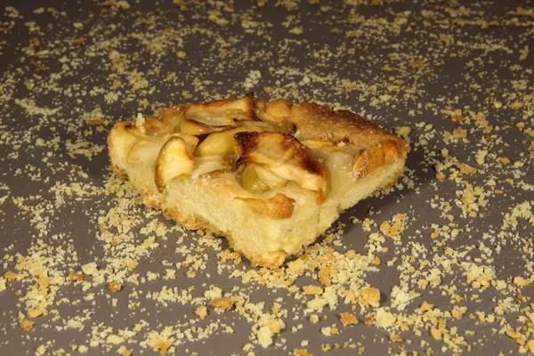 Morceau Tarte Aux Pommes Sur Fond Gris Avec Des Miettes — Photo