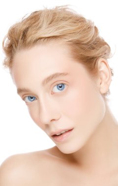 Mavi gözlü, genç ve güzel bir kadının dikey portresi. Mükemmel temiz kadın cilt bakımı ve güzelliği kavramı. Beyaz tenli.