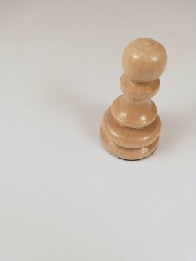 Beyaz arkaplanda tahta satranç taşları.