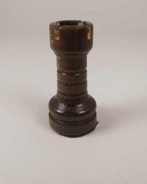 Beyaz arkaplanda tahta satranç taşları.