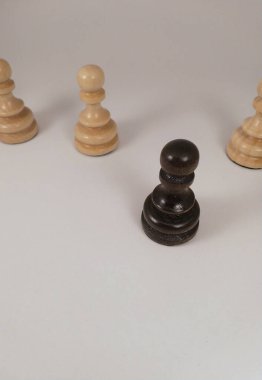 Beyaz arkaplanda tahta satranç taşları.