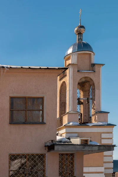 Fragmento Edifício Igreja Com Uma Torre Sino Imponente Uma Cúpula — Fotografia de Stock