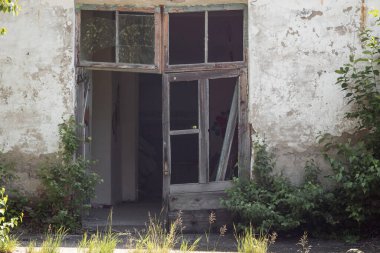 Eski bir binanın cephesi. Odanın girişi hesaplanıyor, tehlike. 