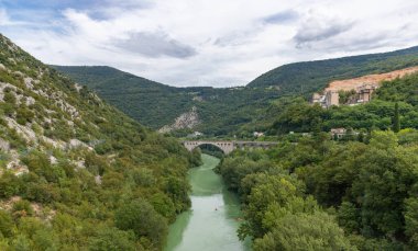 Solkan Köprüsü 'nün, Soca Nehri' nin ve çevresindeki manzaranın bir resmi..