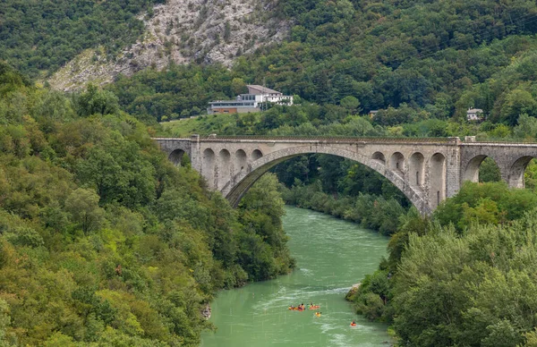 Uma Imagem Ponte Solkan Rio Soca Paisagem Circundante — Fotografia de Stock