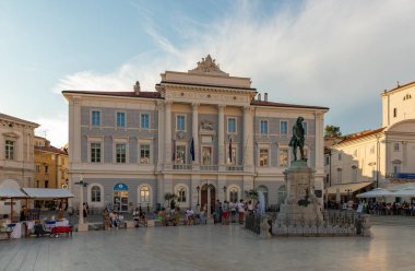 Gün batımında Pitan Belediye Binası 'nın bir resmi..